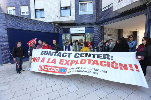 Concentración sindical ante la sede de Konecta en 2016. 