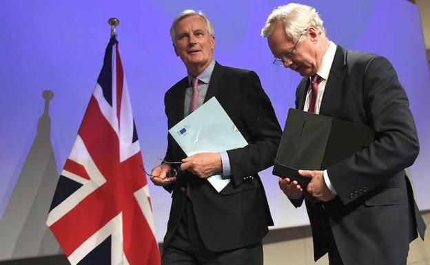Barnier (izda), jefe de negociaciones de la Comisión Europea con el Reino Unido sobre el Brexit, en un encuentro con David Davis (dcha), secretario de Estado del Reino Unido para el Brexit. 