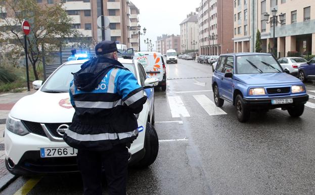 La Policía, ayer, investigando el suceso en la calle Santiago de Compostela de Ciudad Naranco. 