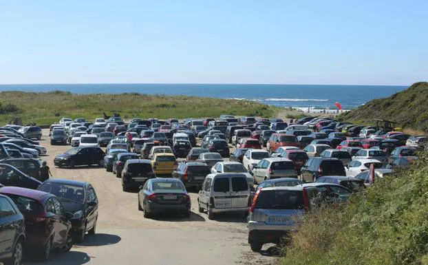 El Ayuntamiento de Castrillón estudia crear un nuevo aparcamiento en la playa de Bayas