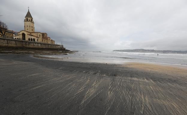 La mancha de carbón aún era visible durante la mañana de ayer en la playa de San Lorenzo. 