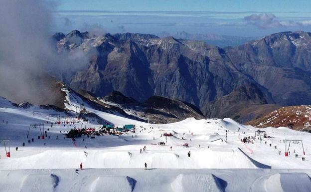 Snowpark del glaciar 3.200 de la estación francesa