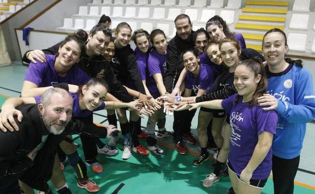 La plantilla del Mavi en su último entrenamiento ayer en La Arena. 