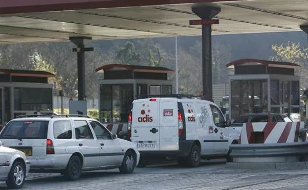 Vehículos en el peaje del Huerna. 