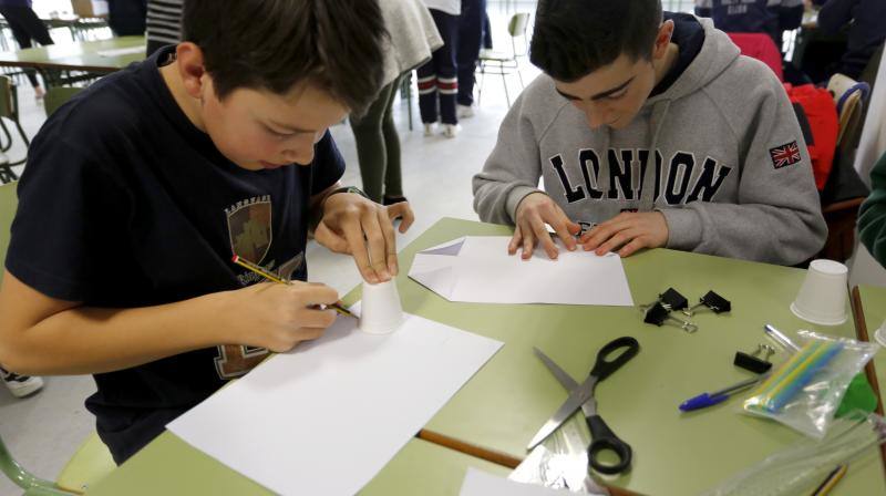 La Escuela Politécnica de Ingeniería de Gijón acoge una competición en el que participaron 22 equipos de toda Asturias en el que construyeron un vehículo propulsado por aire utilizando exclusivamente material de oficina. 