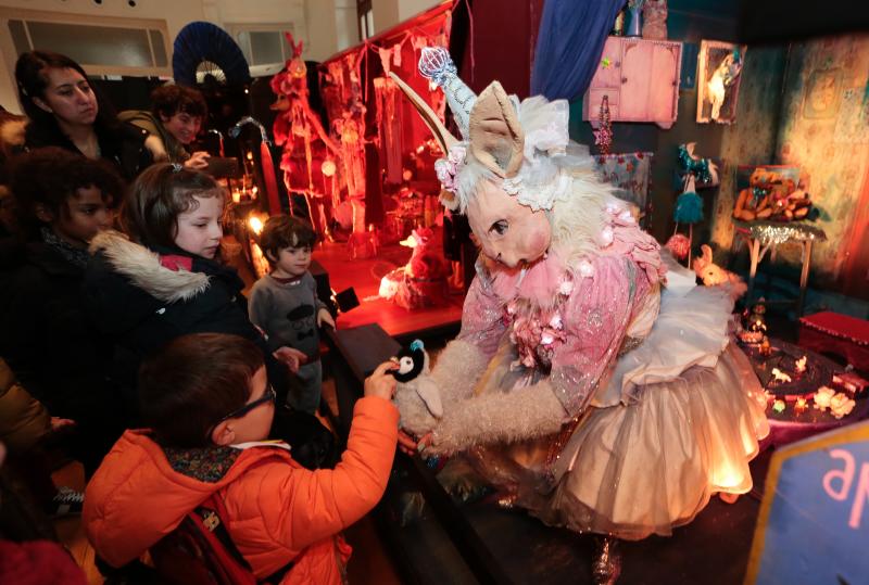 Las creaciones que las compañías participantes en Feten presentan estos días en Gijón siguen haciendo las delicias de los más pequeños, que se ven arrastrados por la creatividad de su puesta en escena.