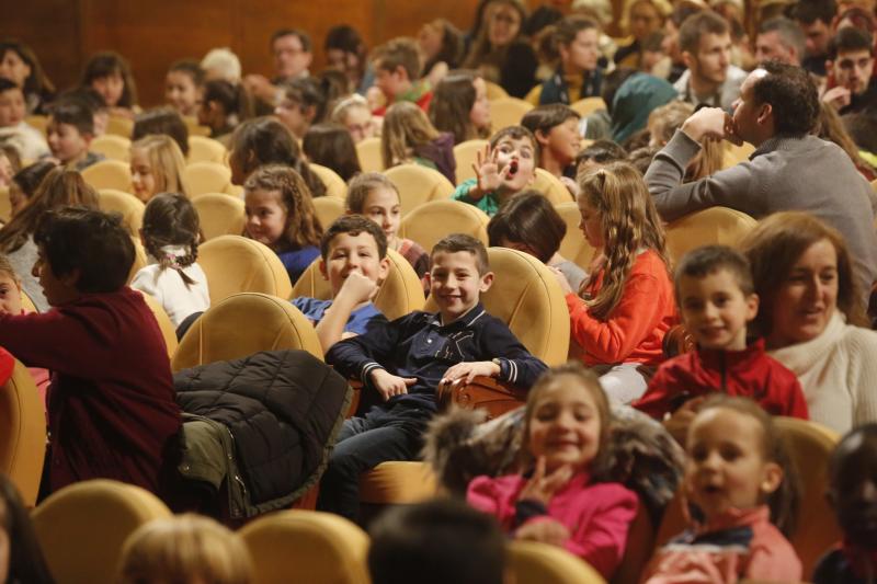 Las creaciones que las compañías participantes en Feten presentan estos días en Gijón siguen haciendo las delicias de los más pequeños, que se ven arrastrados por la creatividad de su puesta en escena.