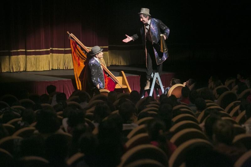 Las creaciones que las compañías participantes en Feten presentan estos días en Gijón siguen haciendo las delicias de los más pequeños, que se ven arrastrados por la creatividad de su puesta en escena.