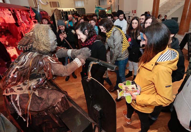 Las creaciones que las compañías participantes en Feten presentan estos días en Gijón siguen haciendo las delicias de los más pequeños, que se ven arrastrados por la creatividad de su puesta en escena.