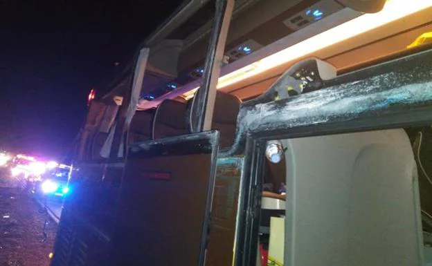 Varios heridos en un accidente entre un autobús con 55 pasajeros y un camión en la A3