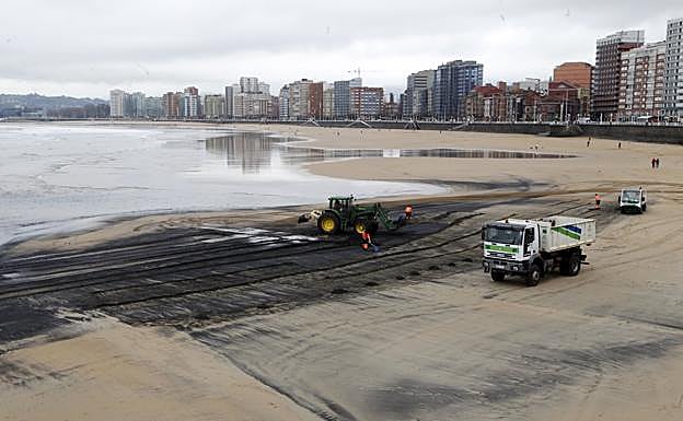 Imagen. Operarios de Emulsa retiraron el carbón acumulado en la arena.