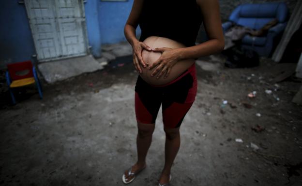 Mujer embarazada en un favela en Recife, Brasil.