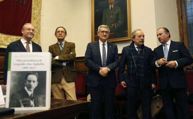El rector, Santiago García Granda, y el alcalde de Oviedo, Wenceslao López, presidieron el acto.