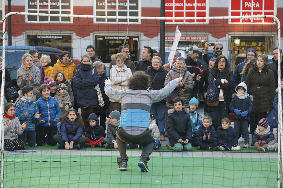La penúltima jornada de la Feria Europea de Artes Escénicas para Niños y Niñas ha ofrecido espectáculos llenos de ingenio en diferentes puntos de la ciudad que los pequeños han disfrutado a pesar de las bajas temperaturas.