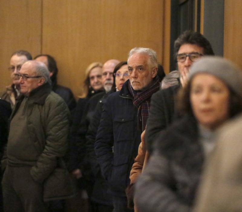 Lleno en el emotivo acto civil en la capilla del Tanatorio de Cabueñes para dar el último adiós a un artista íntegro.