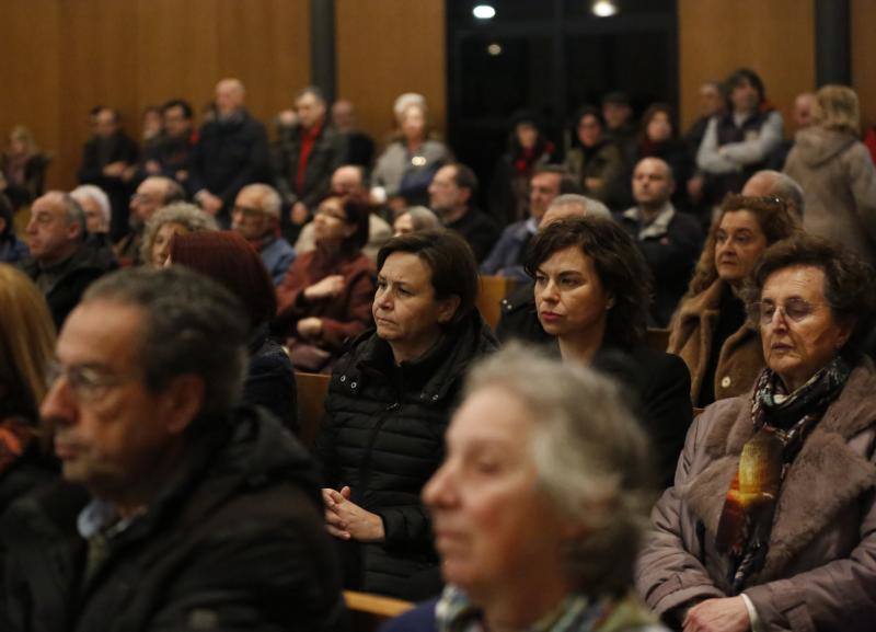 Lleno en el emotivo acto civil en la capilla del Tanatorio de Cabueñes para dar el último adiós a un artista íntegro.