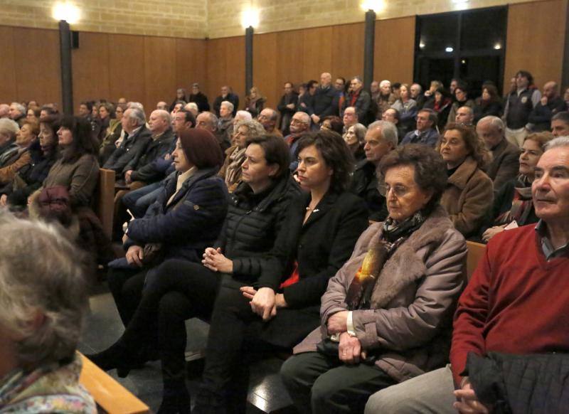 Lleno en el emotivo acto civil en la capilla del Tanatorio de Cabueñes para dar el último adiós a un artista íntegro.