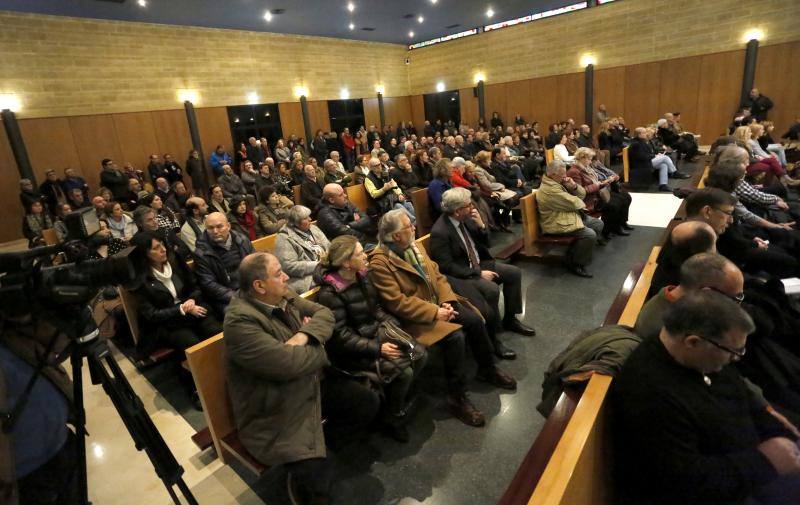Lleno en el emotivo acto civil en la capilla del Tanatorio de Cabueñes para dar el último adiós a un artista íntegro.