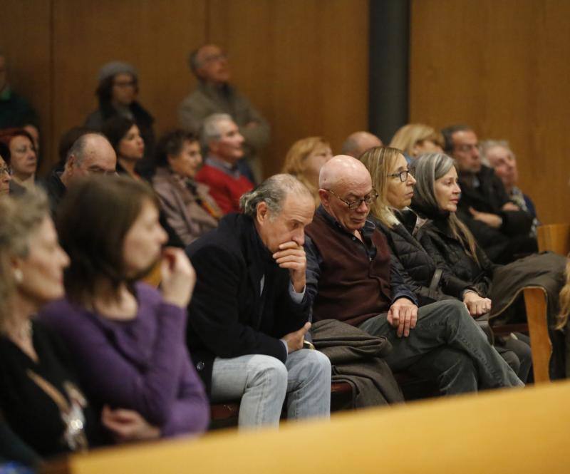 Lleno en el emotivo acto civil en la capilla del Tanatorio de Cabueñes para dar el último adiós a un artista íntegro.
