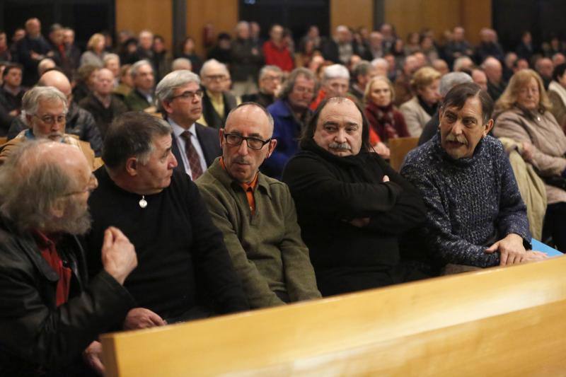 Lleno en el emotivo acto civil en la capilla del Tanatorio de Cabueñes para dar el último adiós a un artista íntegro.