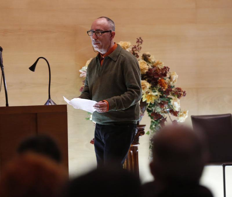 Lleno en el emotivo acto civil en la capilla del Tanatorio de Cabueñes para dar el último adiós a un artista íntegro.