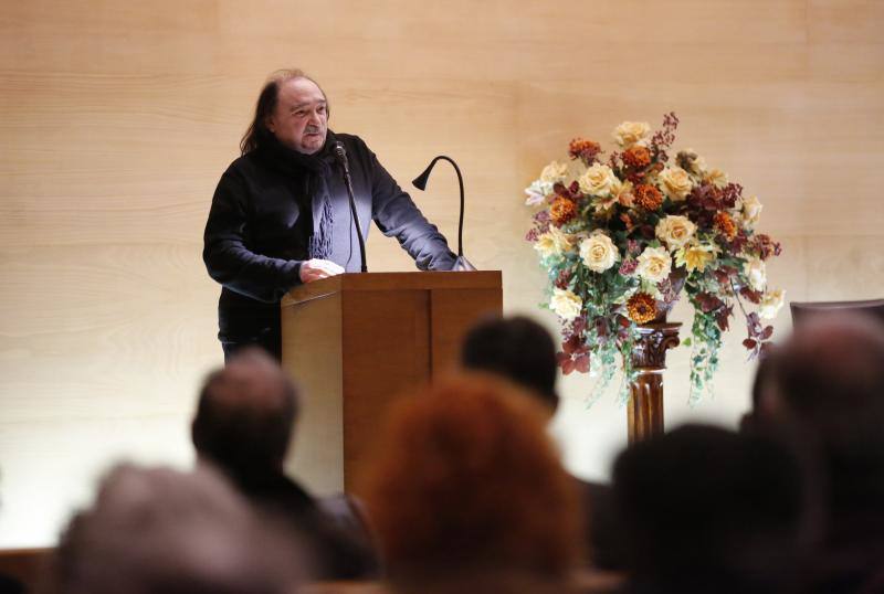 Lleno en el emotivo acto civil en la capilla del Tanatorio de Cabueñes para dar el último adiós a un artista íntegro.