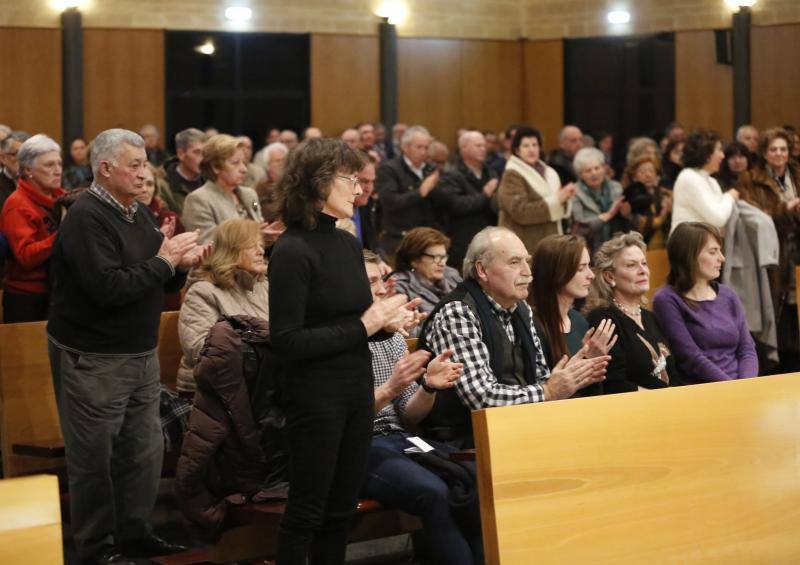 Lleno en el emotivo acto civil en la capilla del Tanatorio de Cabueñes para dar el último adiós a un artista íntegro.