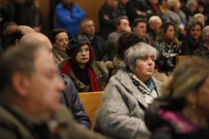 Lleno en el emotivo acto civil en la capilla del Tanatorio de Cabueñes para dar el último adiós a un artista íntegro.