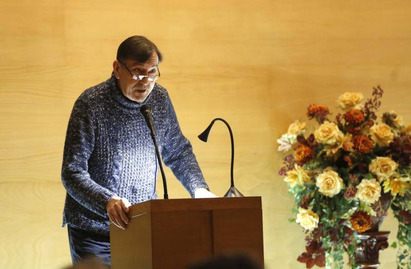 Lleno en el emotivo acto civil en la capilla del Tanatorio de Cabueñes para dar el último adiós a un artista íntegro.
