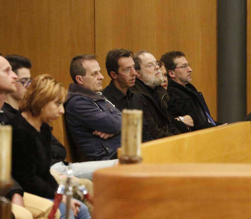 Lleno en el emotivo acto civil en la capilla del Tanatorio de Cabueñes para dar el último adiós a un artista íntegro.