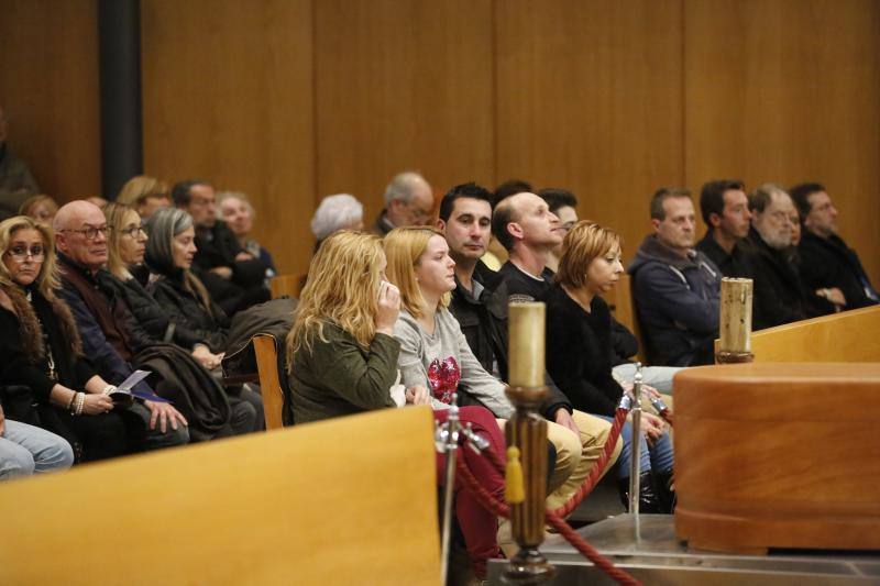 Lleno en el emotivo acto civil en la capilla del Tanatorio de Cabueñes para dar el último adiós a un artista íntegro.