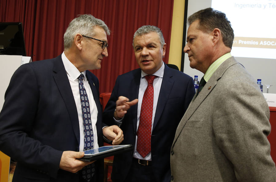 El consejero de Empleo, Industria y Turismo, Isaac Pola, y el rector de la Universidad de Oviedo, Santiago García Granda, han participado en el acto de entrega de la 9ª edición de los galardones desarrollada en la Escuela Politécnica de Ingeniería de Gijón