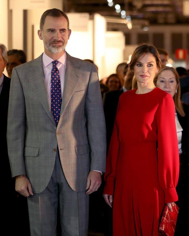 Camisa con mangas abullonadas y falda larga, botas mosquetero y bolso. Todo rojo. La Reina ha vuelto a ser protagonista en la inauguración de ARCO por un look red total.