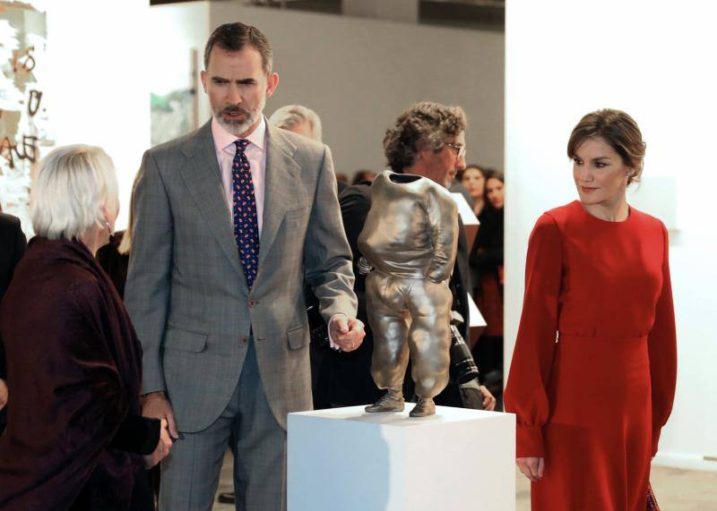 Camisa con mangas abullonadas y falda larga, botas mosquetero y bolso. Todo rojo. La Reina ha vuelto a ser protagonista en la inauguración de ARCO por un look red total.