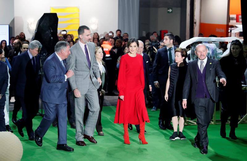 Camisa con mangas abullonadas y falda larga, botas mosquetero y bolso. Todo rojo. La Reina ha vuelto a ser protagonista en la inauguración de ARCO por un look red total.