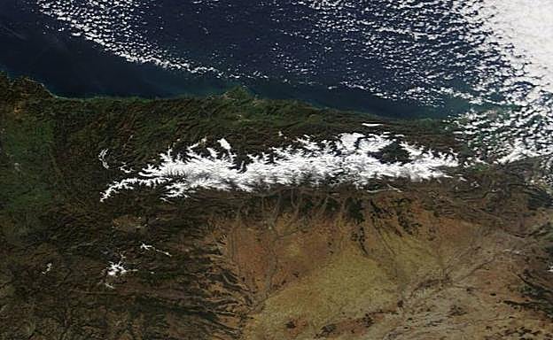 Las imágenes del satélite muestran perfectamente el perfil de Asturias con la nieve en la cordillera.