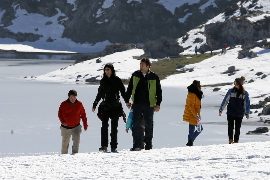 De Oriente a Occidente, el Principado ha disfrutado este sábado de un espléndido día para contemplar el paisaje o practicar deportes de invierno. 