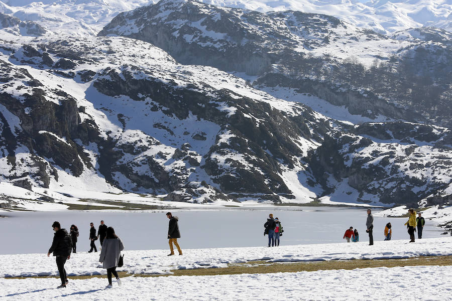 De Oriente a Occidente, el Principado ha disfrutado este sábado de un espléndido día para contemplar el paisaje o practicar deportes de invierno. 