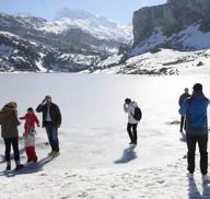 Numerosos visitantes disfrutaron de una fría y soleada jornada en las sobre las congeladas aguas de Los Lagos.