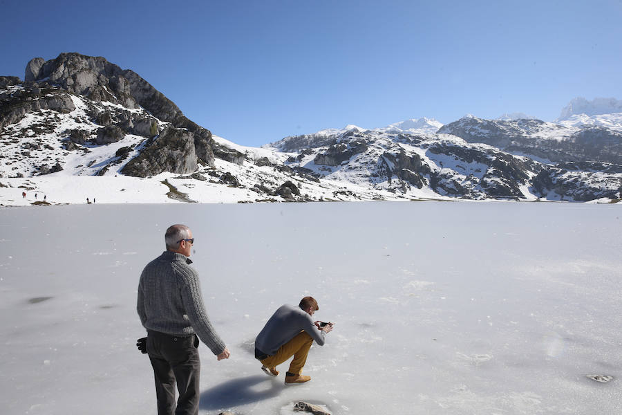 De Oriente a Occidente, el Principado ha disfrutado este sábado de un espléndido día para contemplar el paisaje o practicar deportes de invierno. 