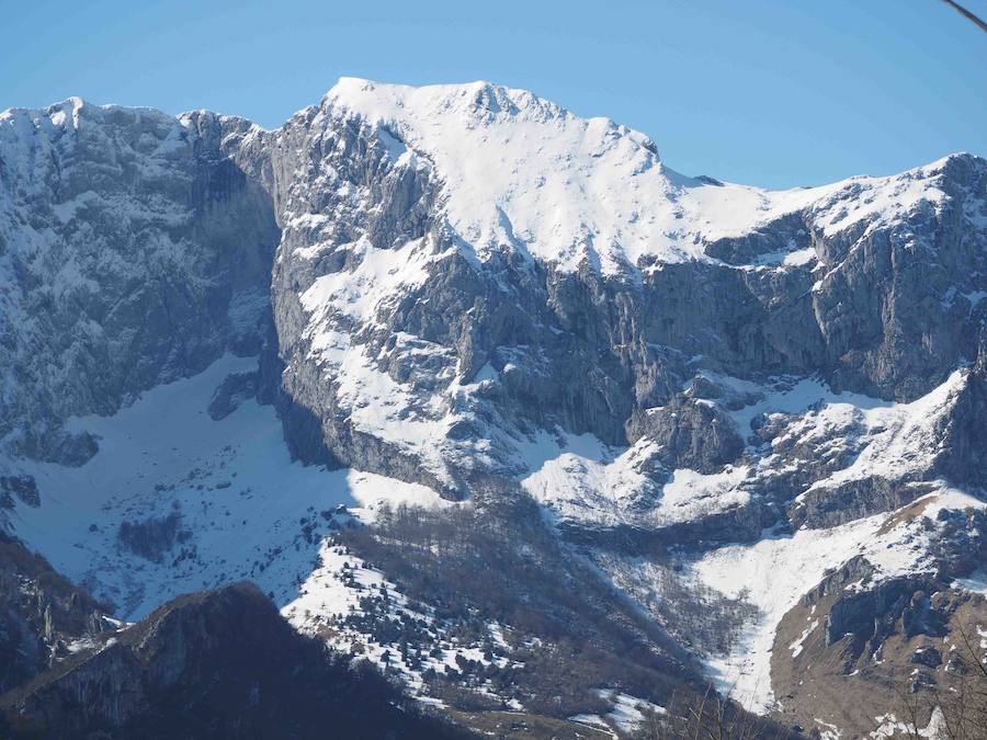 De Oriente a Occidente, el Principado ha disfrutado este sábado de un espléndido día para contemplar el paisaje o practicar deportes de invierno. 