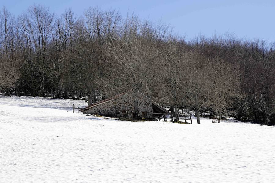 De Oriente a Occidente, el Principado ha disfrutado este sábado de un espléndido día para contemplar el paisaje o practicar deportes de invierno. 