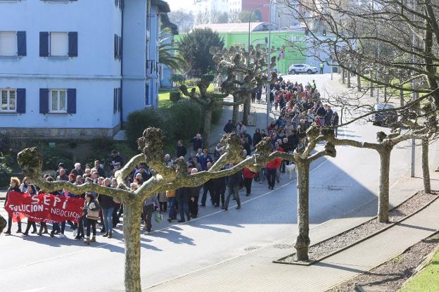 Manifestación de los trabajadores de El Árbol de Llaranes, arropados por numerosos vecinos. 