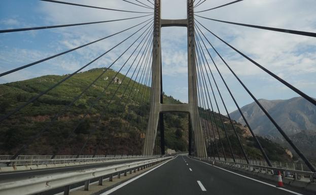 Los asturianos pagan hasta 32 euros más que el resto de la periferia por ir en coche a Madrid