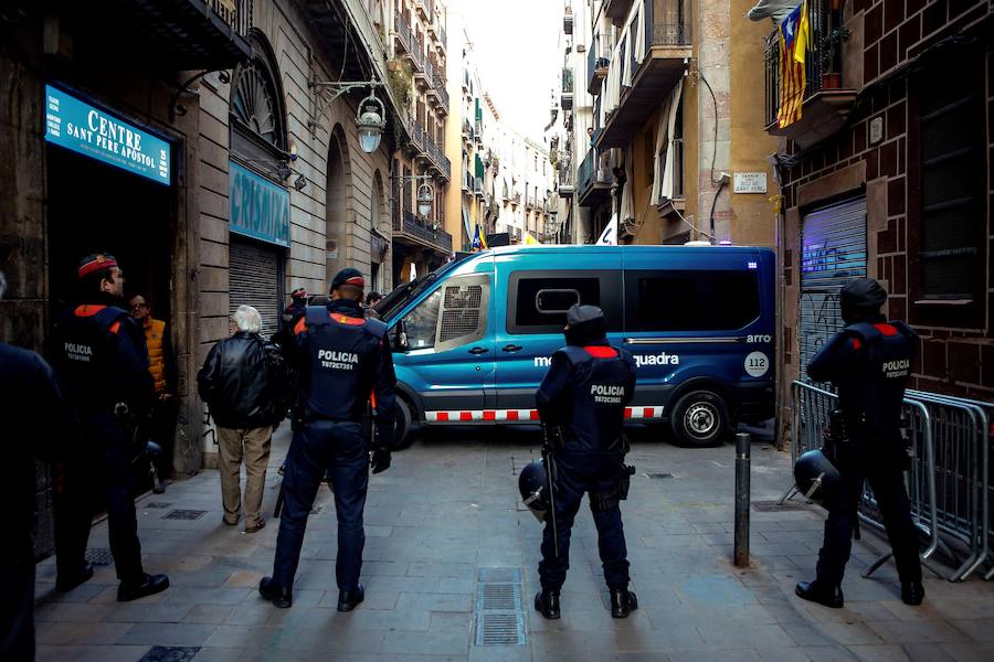 Los Mossos han bloqueado con furgonetas los principales accesos al Palau de la Música de Barcelona, donde está prevista la asistencia de Felipe VI en la cena de bienvenida al Congreso Mundial de Móviles (MWC), para frenar a los manifestantes independentistas, lo que ha generado empujones y algunos rifirrafes.