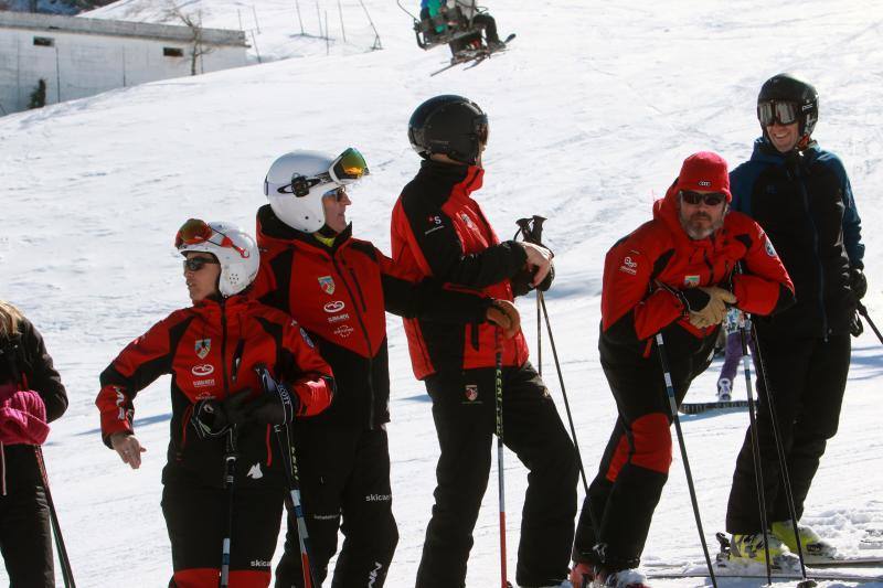 El sol y la cantidad de nieve en las pistas de esquí han llenado las instalaciones de Valgrande-Pajares y Fuentes de Invierno con miles de aficionados decididos a disfrutar de los deportes de invierno. En el Occidente, numerosas personas se acercaron a los lagos de Somiedo