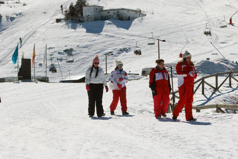 El sol y la cantidad de nieve en las pistas de esquí han llenado las instalaciones de Valgrande-Pajares y Fuentes de Invierno con miles de aficionados decididos a disfrutar de los deportes de invierno. En el Occidente, numerosas personas se acercaron a los lagos de Somiedo