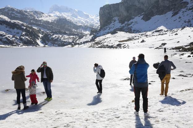 La congelación del lago Ercina permitió caminar sobre el agua helada. 