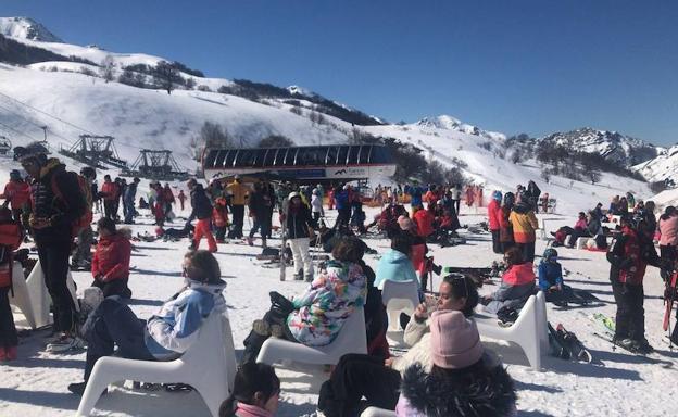 Esquiadores y aficionados en Fuentes de Invierno.