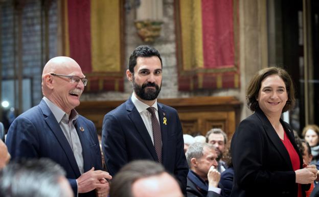 Roger Torrent (c) y Ada Colau, durante un acto oficial en el Ayuntamiento de Barcelona.